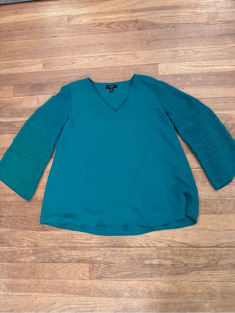 Alfani Women's Green Pleated Bell Sleeve V-Neck Blouse - Size PL
 b8